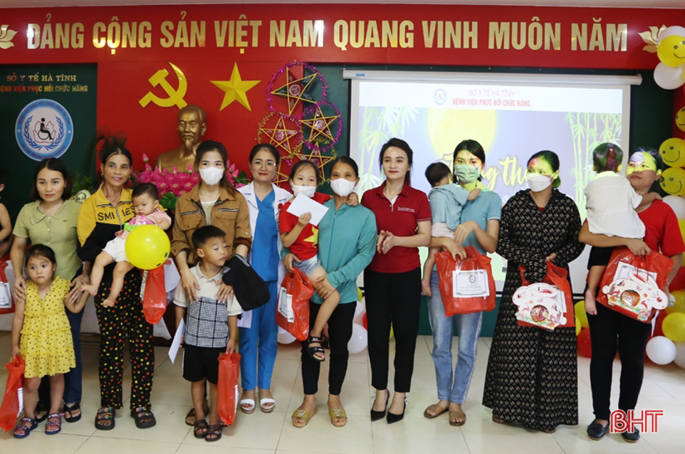 Lãnh đạo Bệnh viện PHCN Hà Tĩnh và Ngân hàng NN&PTNT Chi nhánh Hà Tĩnh trao quà cho các bệnh nhi
