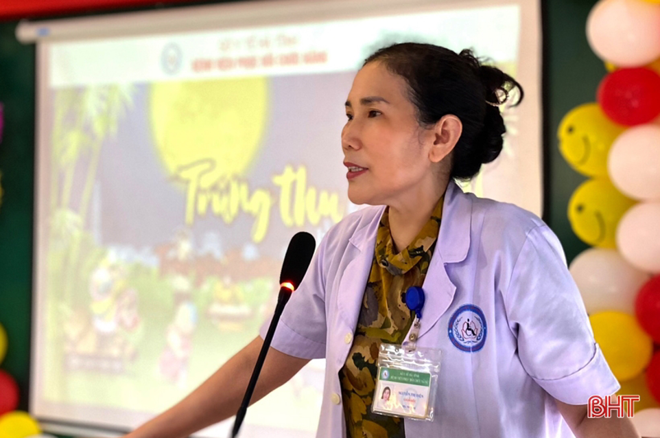 Bác sỹ Nguyễn Thị Diện - Giám đốc Bệnh viện PHCN Hà Tĩnh chúc các bệnh nhi đón tết Trung thu ấm áp.