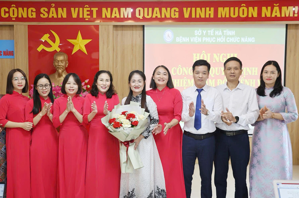 Đại diện Ban Giám đốc và các khoa, phòng Bệnh viện Phục hồi chức năng Hà Tĩnh tặng hoa chúc mừng tân Giám đốc Phạm Thị Phương.